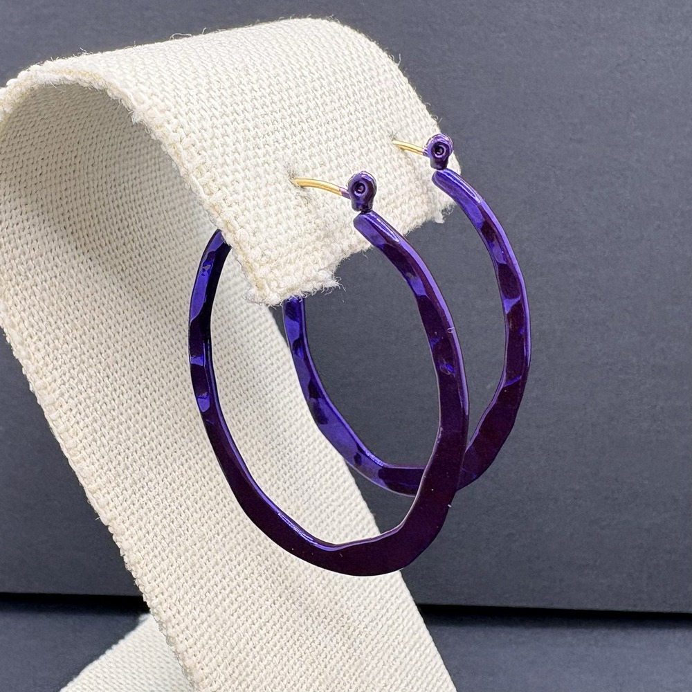Vintage Joan‎ Rivers Purple Hammered Metal Hoop Dangle Pierced Earrings Classic